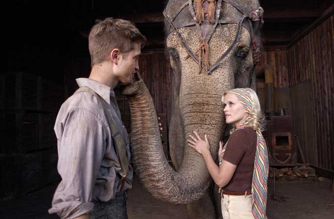 Robert Pattinson romances Reese Witherspoon in Water for Elephants3